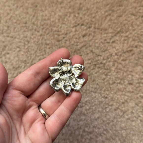 Bling Jewelry Sparkling Silver Flower Brooch with Pearl - Picture 4 of 7